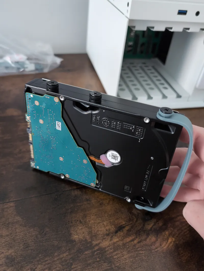 Add guide plugs and silicone handles to HDD